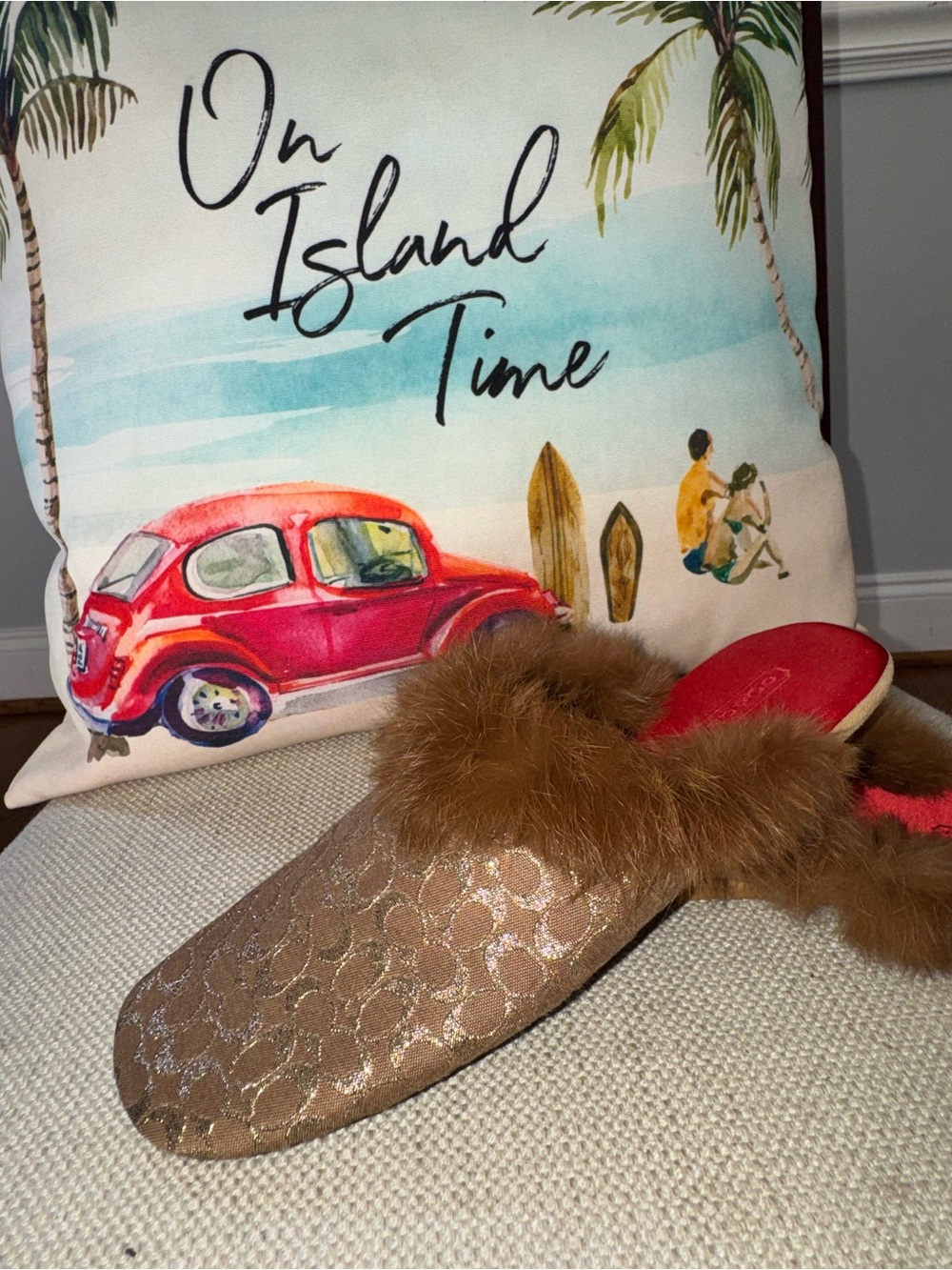 Coach Women'S Gold And Brown Slippers Size 7
In Excellent Condition